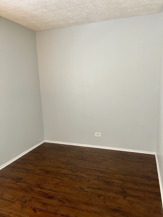 Building Photo - 479 James Ct