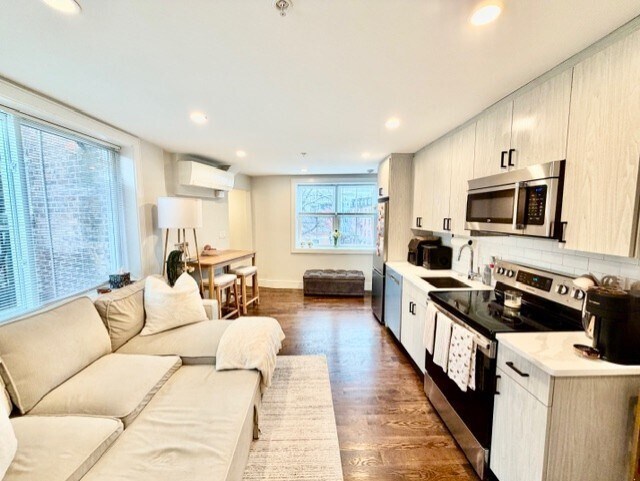 Building Photo - 366 Hanover St