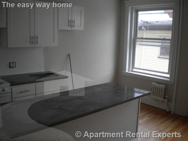 Building Photo - 170 Maple St