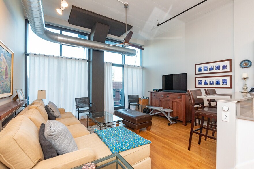 Building Photo - 1224 W Van Buren St