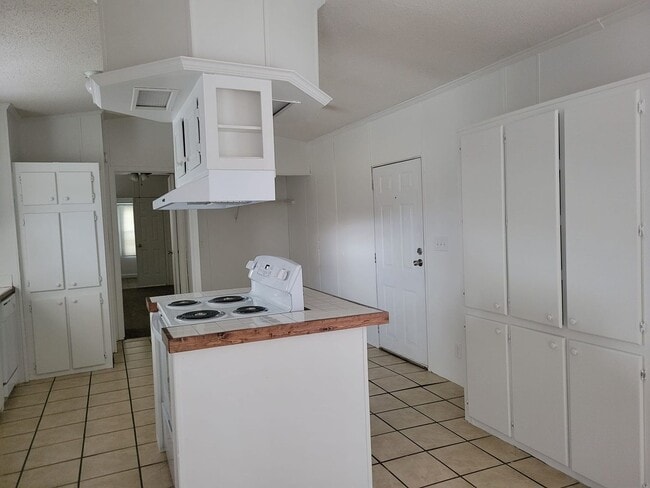 Building Photo - Ready to Move in!