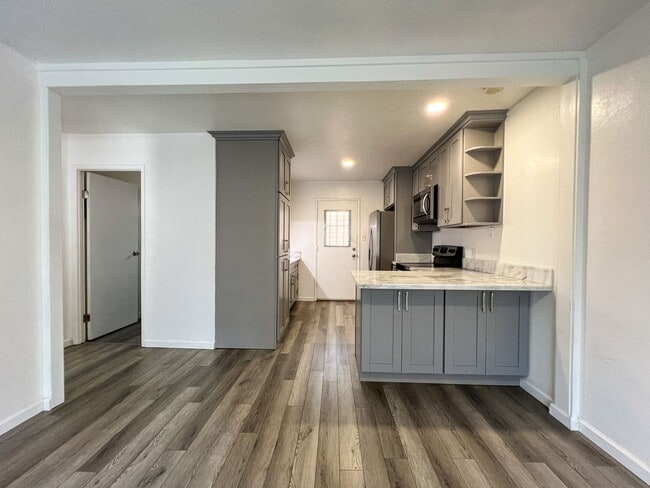 Building Photo - 2 Bedroom Unit, 1.5 baths with one assigne...