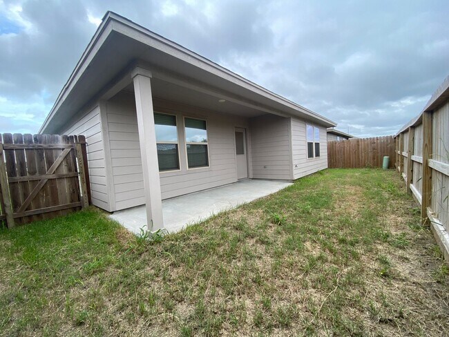 Building Photo - NEWER 4 BDRM HOME IN FLOUR BLUFF ISD!