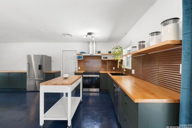 Building Photo - 1228 Rivercrest Dr