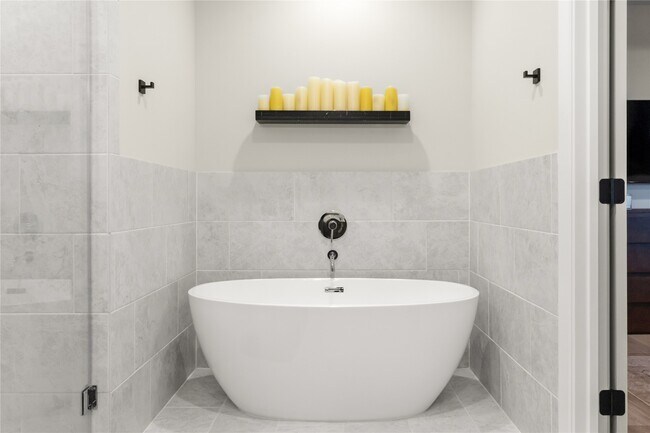 Building Photo - 4905 Avenue J Ave