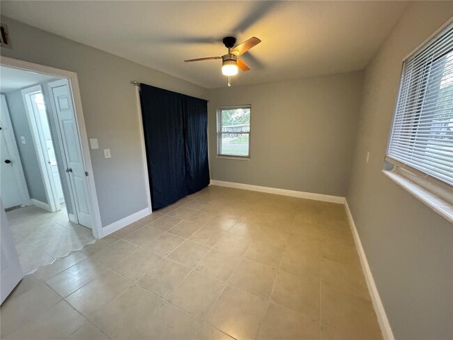 Building Photo - 427 Country Club Dr