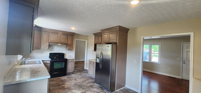 Building Photo - 330 Hillcrest Dr