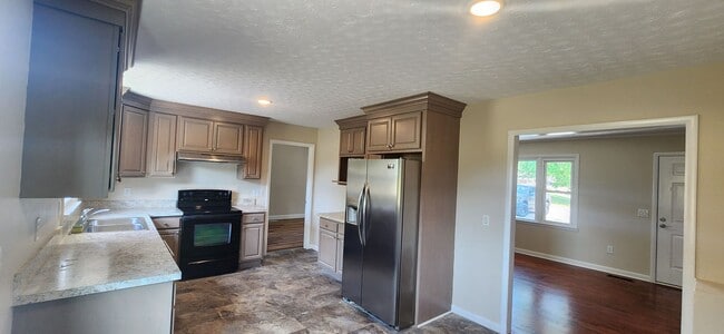 Building Photo - Right in the heart of Crossville *Complete...