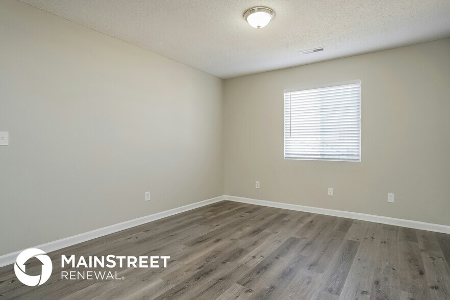 Building Photo - 5605 Hidden Lake Dr