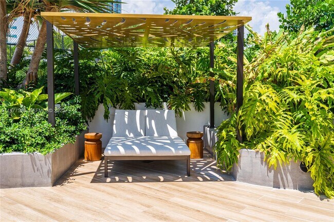 Building Photo - 700 NE 24th St