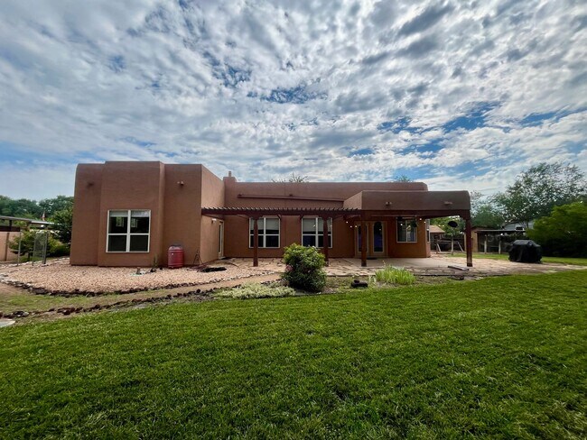 Building Photo - Gorgeous and Quiet 4 Bedroom 2.5 Bathroom ...