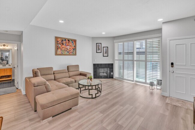 Building Photo - 433 E Tamarack Ave