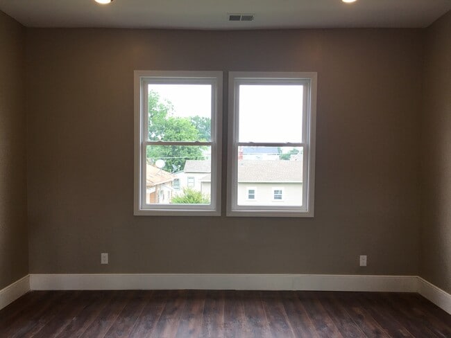 Building Photo - 631 E Chestnut St