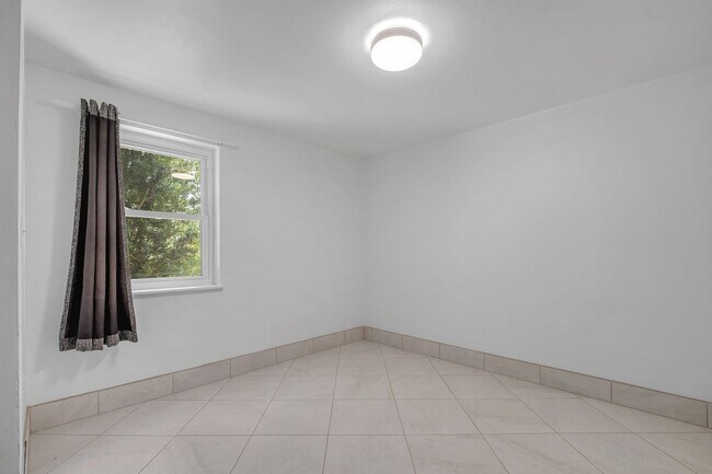 Building Photo - 2208 Escambia Dr