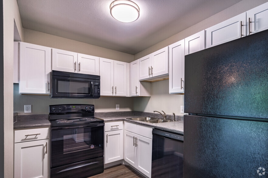 3BR, 2BA - 1400SF - EP on 5th