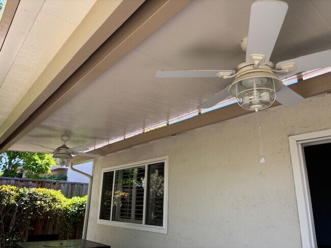 Building Photo - Single Story Home in a Very Desirable Suns...