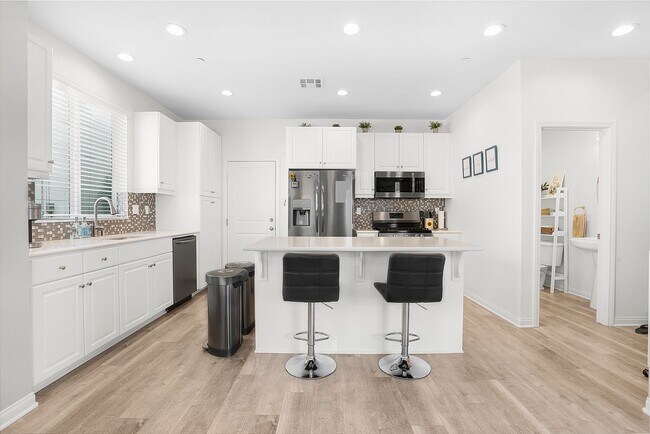 Building Photo - Beautiful 5 Bedroom Custom-Built Home in C...