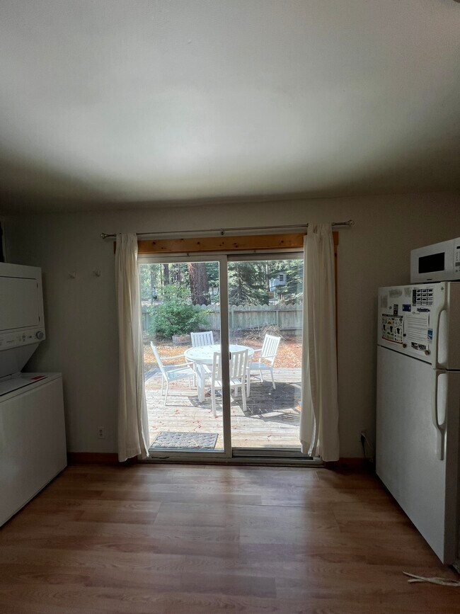 Building Photo - 654 Eloise Ave