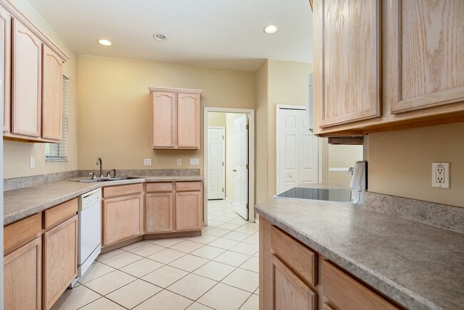 Building Photo - PRISTINE 3/2 one story home in Errol Estates!