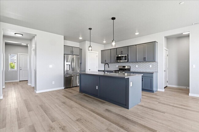 Building Photo - 5 Bedroom, 2.5 Bathroom home located in Southeast Boise