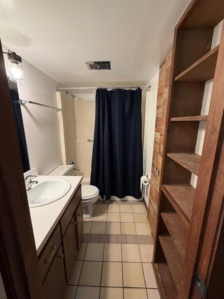 Bathroom - 2609 Hillsdale Ave