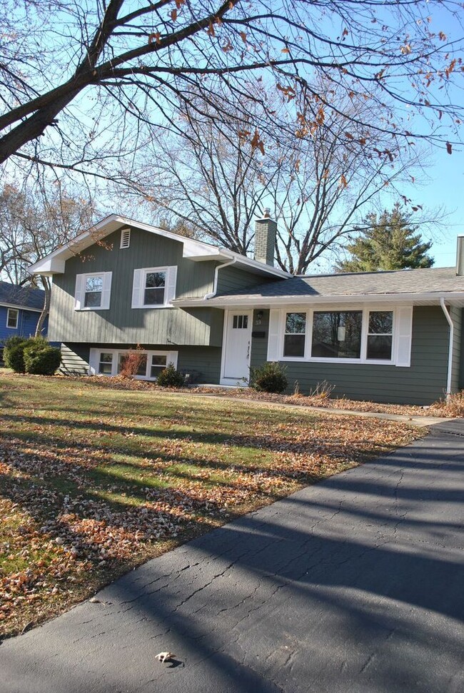 Building Photo - 39 Elmwood Dr