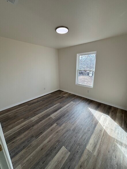 Building Photo - 925 River Rd