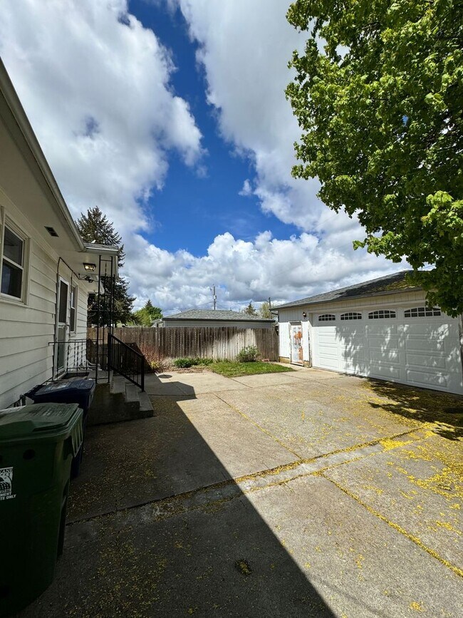 Building Photo - South Hill Cozy 3 bed 2 bath