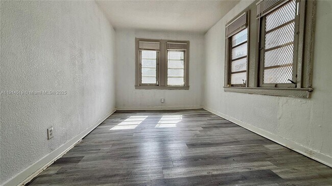 Building Photo - 444 SW 10th Ave