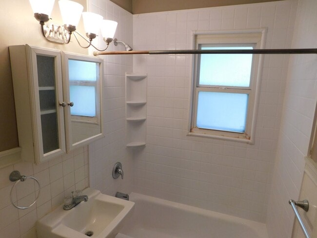 Building Photo - 2-bedroom, 1-bathroom Apartment w/ Basemen...