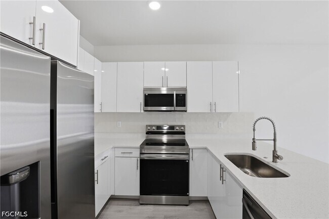 Building Photo - 723 Ivan Ave S