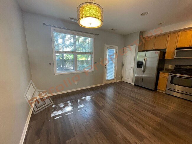 Building Photo - Great Location! 3 Story, 3 Bedrooms, 3.5 B...