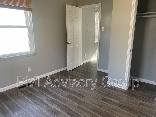 Building Photo - 2424 SW 25th Dr