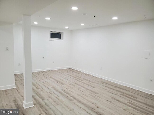 Building Photo - 212 N Van Buren St