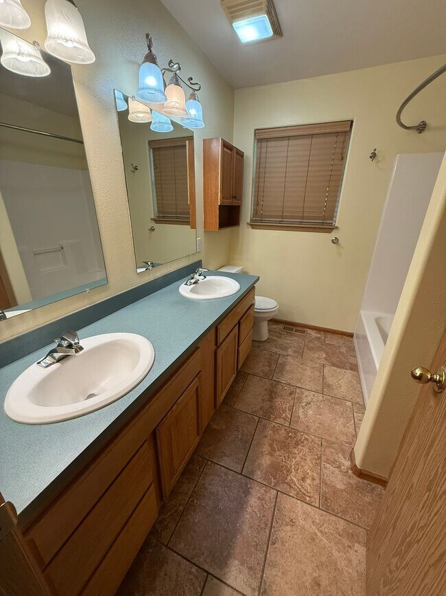 Building Photo - 3 bed 2.5 bath Victor home with pasture.