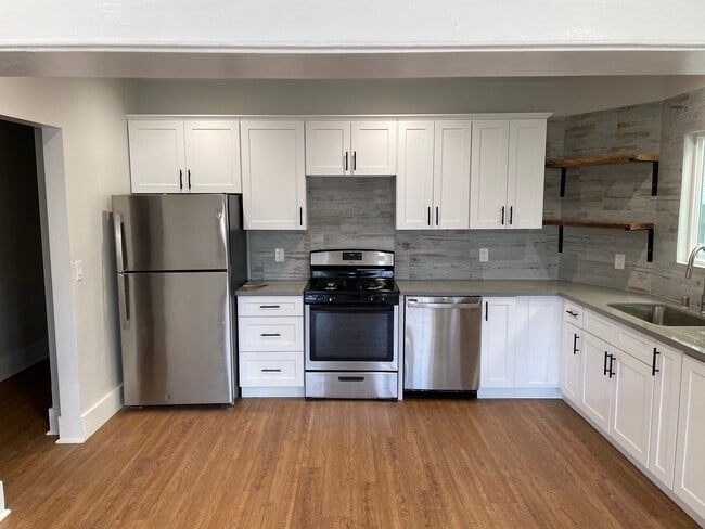 Primary Photo - 961 W 42nd St