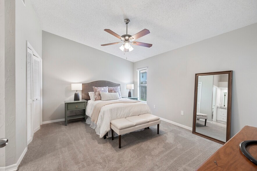 Master, vaulted ceiling - 3568 Raintree Ln
