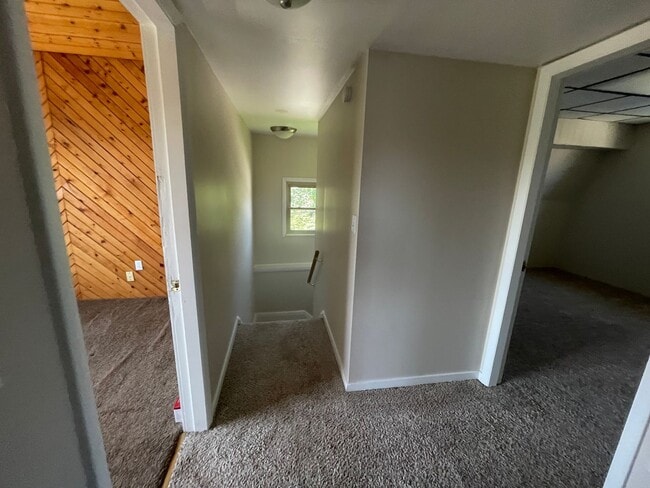 Building Photo - AVAILABLE NOW!! 3 BED 1 BATH SINGLE FAMILY...