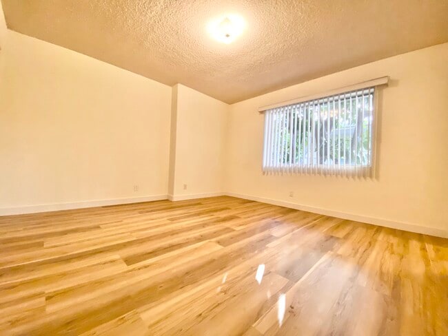 Building Photo - 11924 Montana Ave Los Angeles, CA 90049