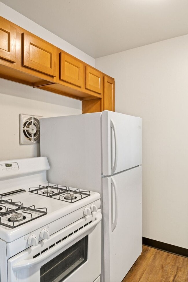 Building Photo - Ample Closet Space