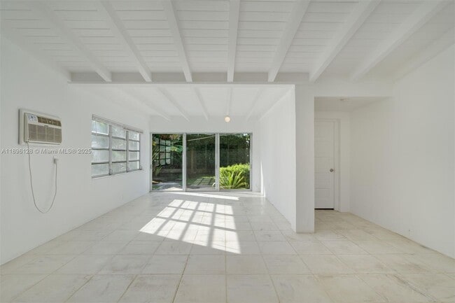 Building Photo - 520 W 51st Terrace
