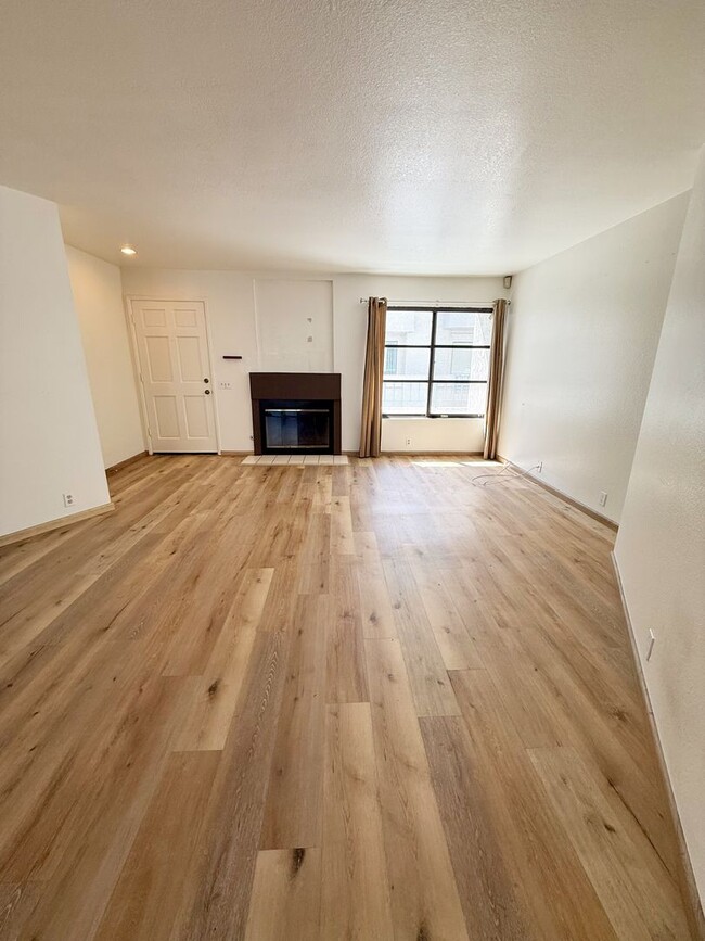 Building Photo - 2 Bed/2.5 Bath Upgraded Townhome in Pacifi...