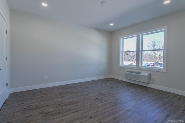 Building Photo - 124 S Main St