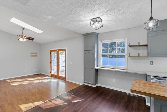 Building Photo - 5399 Thornburg Ct