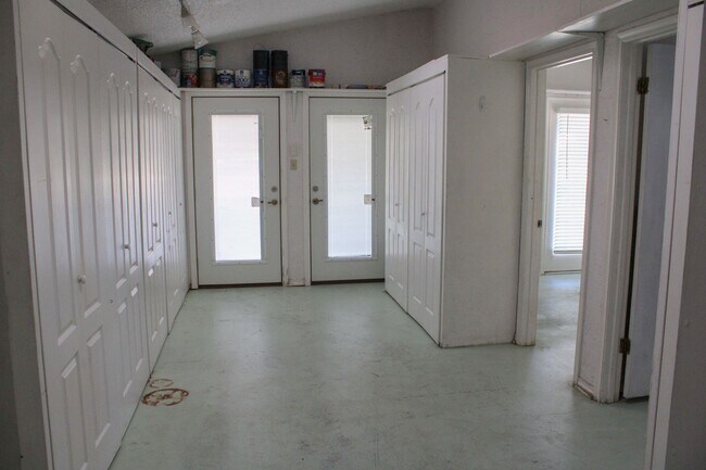 Building Photo - 4222 Clear Lake Dr