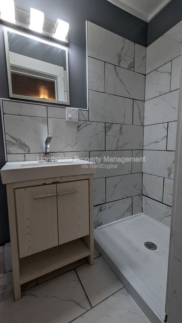 Building Photo - 809 W Cedar St