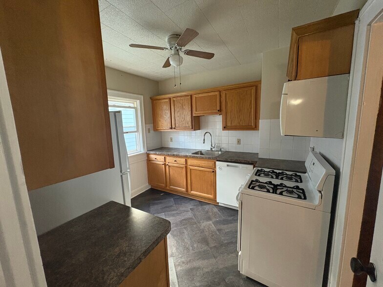 Building Photo - 135 Hartwell Rd
