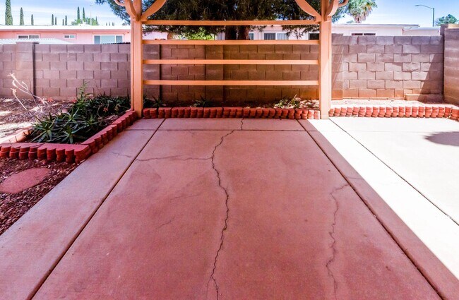 Building Photo - 1083 Desert Oak Pl