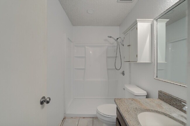Building Photo - Spacious 3 bed 2 bath with Large Bonus Room!!