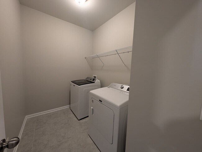 Building Photo - Gorgeous 3 beds, 2.5 bath home located in Harmony at Matthews!